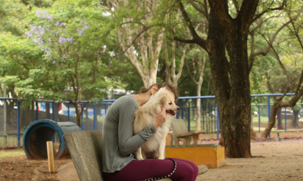 Tutores com cães no Parcão, espaço exclusivo para cachorros, na Praça Ayrton Senna do Brasil.
