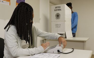 Cabina de votação com a nova urna modelo UE2020 é apresentada em seção eleitoral simulada no Tribunal Regional Eleitoral do Rio de Janeiro.