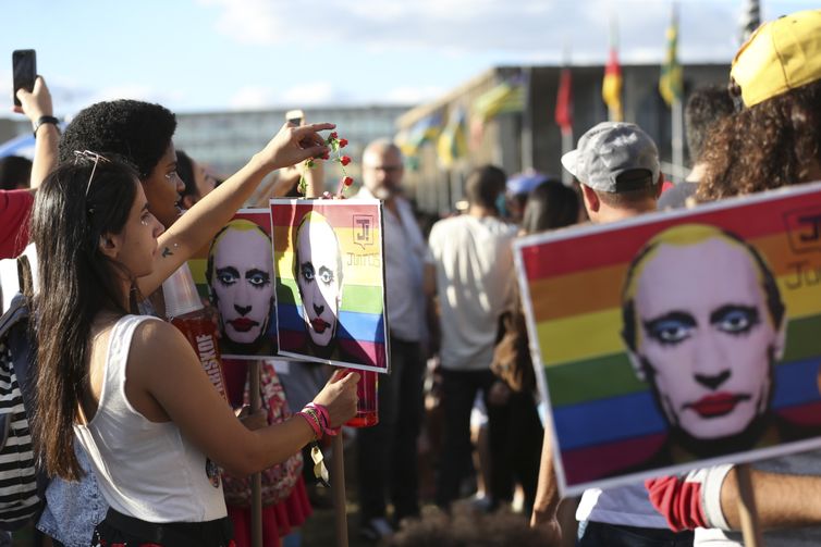Milhares de pessoas participam da 21ª Parada do Orgulho LGBT de Brasília.