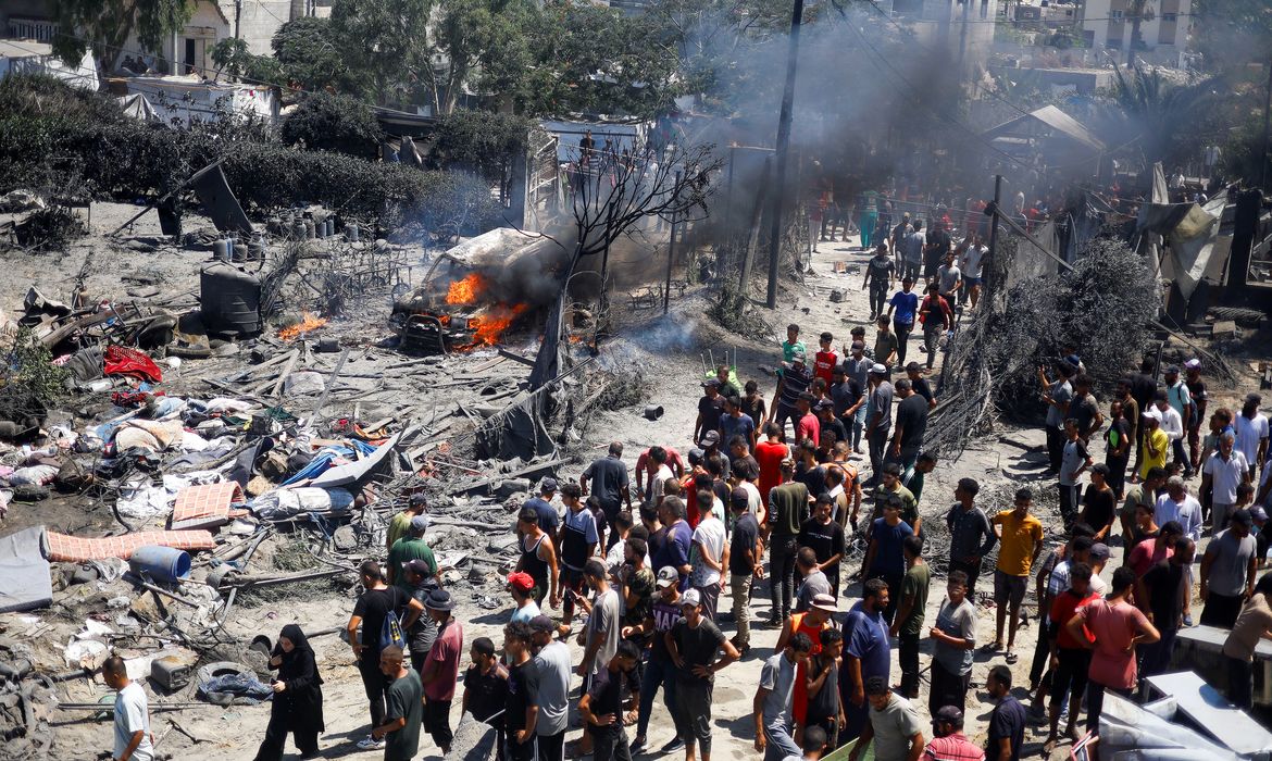 Gaza-14/07/2024 Rescaldo de um ataque israelense a um acampamento na área de Al-Mawasi em Khan Younis. Reuters/Mohammed Salem/Proibida reprodução