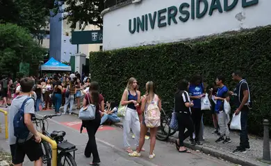 Rio de Janeiro (RJ), 09/11/2025 – Candidatos chegam para o primeiro dia de provas do Exame Nacional do Ensino Médio (Enem), na Universidade Santa Úrsula, em Botafogo. Foto: Fernando Frazão/Agência Brasil