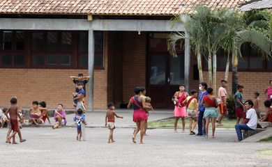 Yanomamis aguardam por familiares nos arredores do Hospital de Campanha que presta atendimento aos indígenas em situação de emergência em Boa Vista.