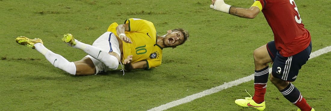 Neymar chora ao cair no chão após levar a joelhada