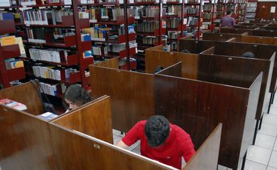 Bibliotecas com livros físicos convivem com as publicações digitais
