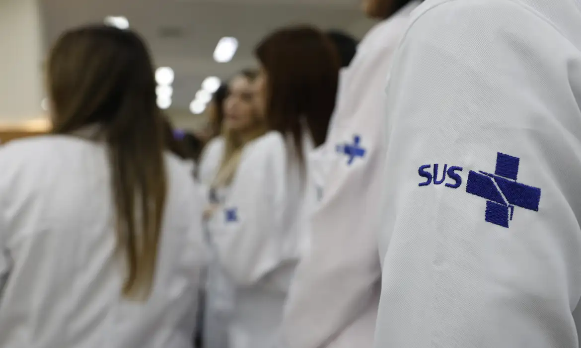 Rio de Janeiro (RJ), 24/04/2025 – Novos médicos do Programa Mais Médicos durante visita no Super Centro Carioca de Saúde, em Benfica. Foto: Fernando Frazão/Agência Brasil