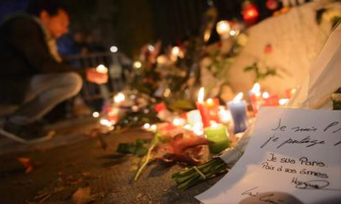Moradores de Budapeste prestam homenagens a vítimas de atentados em Paris