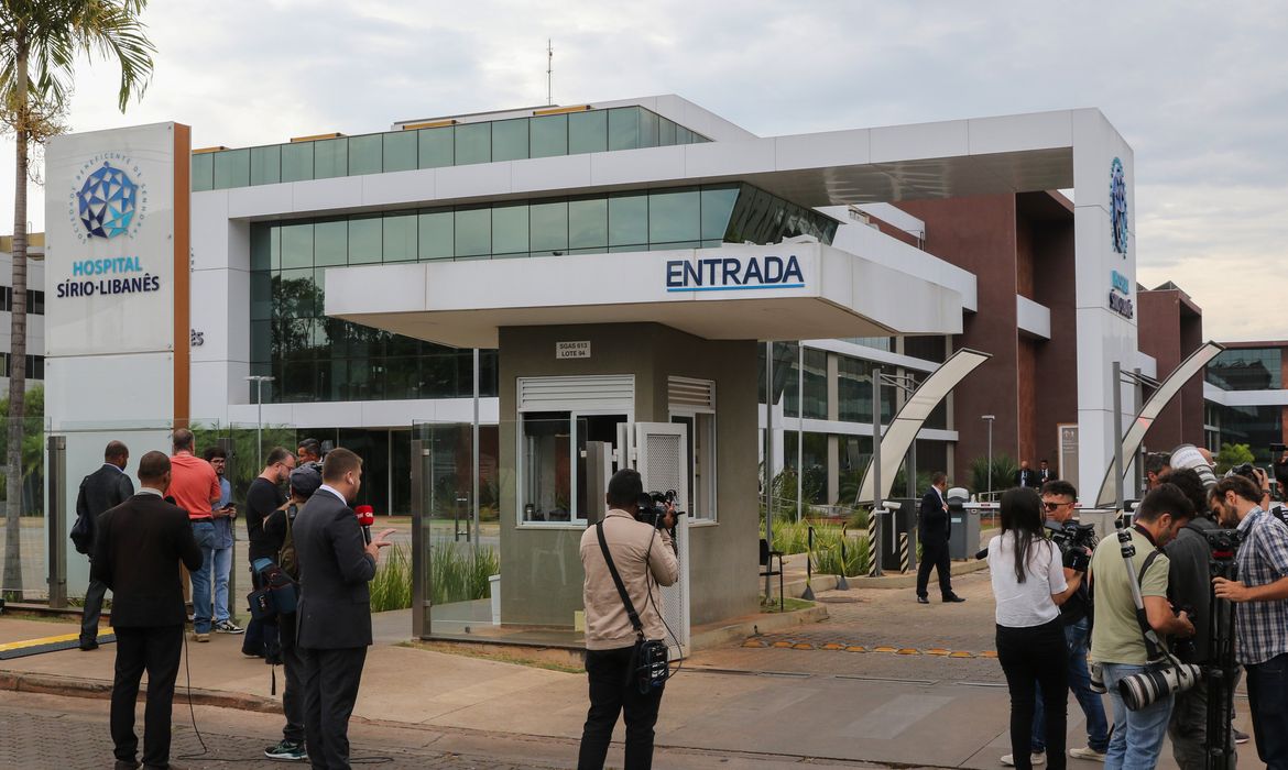 Brasília (DF) 29/09/2023 - Jornalistas  na frente do hospital Sírio-Libanês onde presidente Luiz Inácio Lula da Silva, está internado nesta manhã desta sexta-feira (29), em Brasília, para ser submetido a uma cirurgia no lado direito do quadril, em razão de uma artrose na cabeça do fêmur, que é um desgaste na cartilagem que reveste as articulações, o que causa dores e até limitações de movimento.
Foto: Fabio Rodrigues-Pozzebom/Agência Brasil 