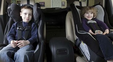 Crianças seguras no veículo