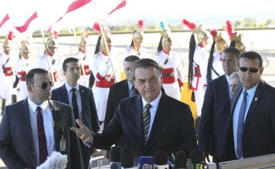 O presidente Jair Bolsonaro fala à imprensa no Palácio da Alvorada