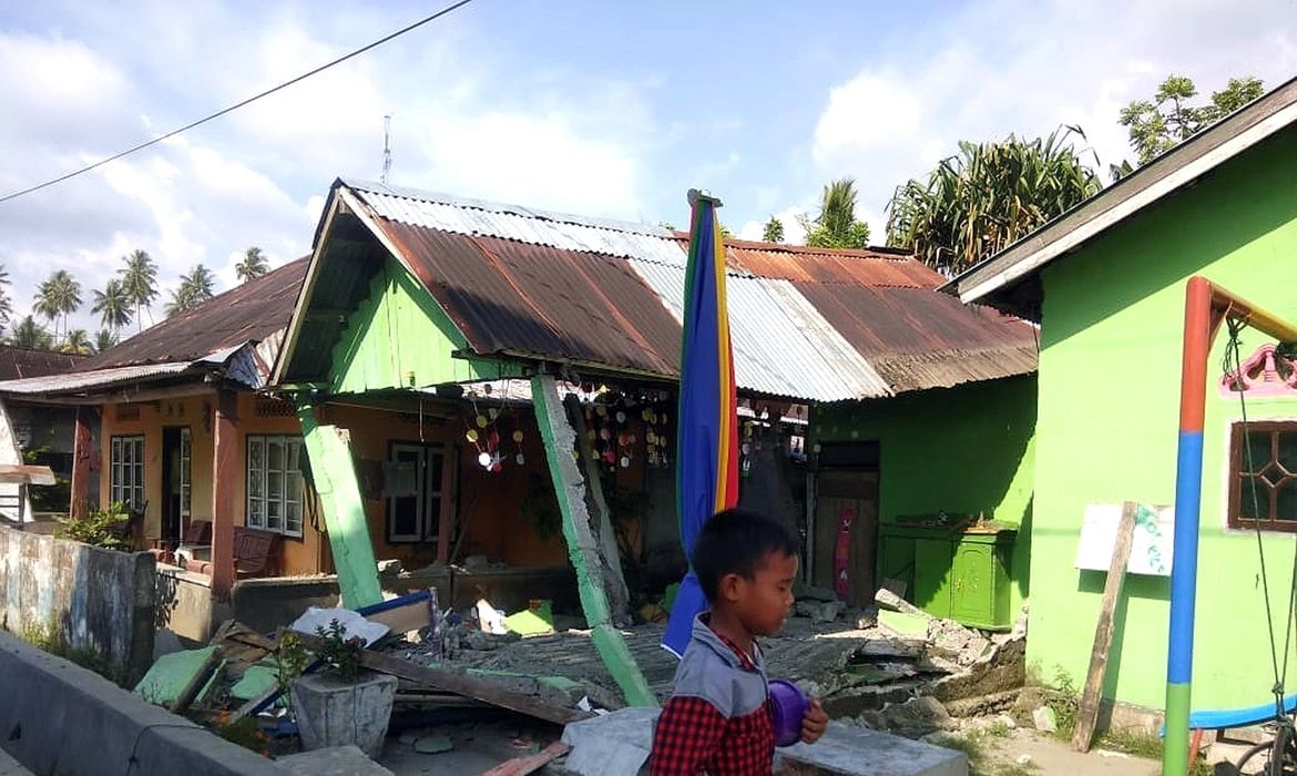 Ao menos uma pessoa morreu e dez ficaram feridas na Indonésia após terremotos atingirem a Ilha de Celebes