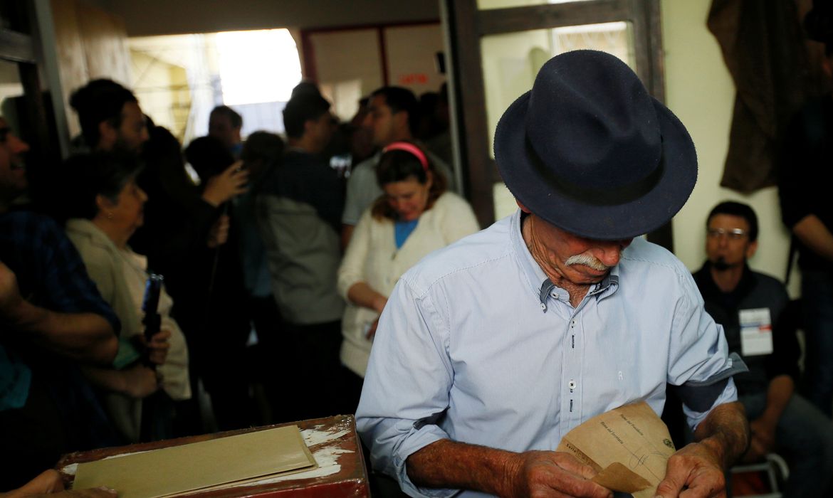 Homem vota em Canelones, Uruguai, neste domingo