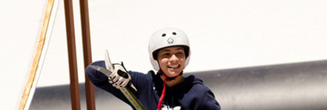 Ex-ginasta, Lais Souza foi selecionada para integrar a equipe brasileira de esqui freestyle na categoria aerials e conseguiu a classificação para a Olimpíada de Inverno de Sochi