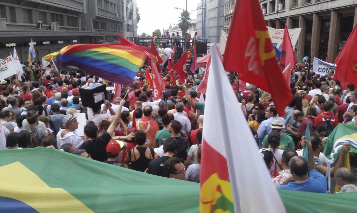Porto Alegre - Manifestantes vão às ruas em ato contra o impeachment  (Daniel Isaia/Agência Brasil)