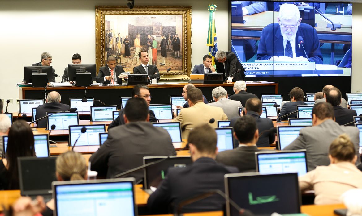 Brasília - A Comissão de Constituição e Justiça (CCJ) da Câmara realiza reunião para deliberar sobre propostas de emendas à Constituição que tratam da estrutura da segurança pública  (Marcelo Camargo/Agência Brasil)