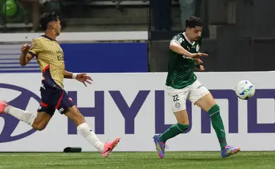 O jogador Joaquín Piquerez, da SE Palmeiras, disputa bola com o jogador do C Cerro Porteño, durante partida válida pela fase de grupos, da Copa Libertadores, na arena Allianz Parque. (Foto: Cesar Greco/Palmeiras/by Canon)