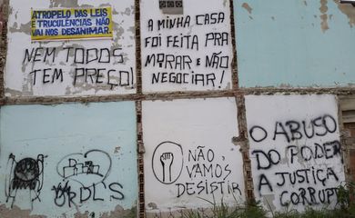 Rio de Janeiro -  Moradores que resistiram à remoção da Vila Autódromo picharam palavras de ordem no que restou das casas (Akemi Nitahara/Agência Brasil)