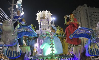 Rio de Janeiro - Escolas de samba do Grupo D abriram os desfiles na Avenida Intendente Magalhães (Vladimir Platonow/Agência Brasil)