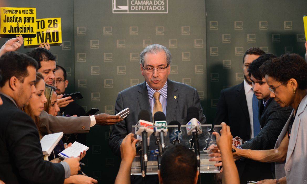 Brasília - O presidente da Câmara, deputado Eduardo Cunha, fala à imprensa sobre a realização de sessão extraordinária da Câmara e a sessão do Congresso Nacional para votar vetos (José Cruz/Agência Brasil) 