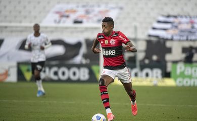 Bruno Henrique, do Flamengo, em jogo contra o Corinthians no Brasileirão 2021.