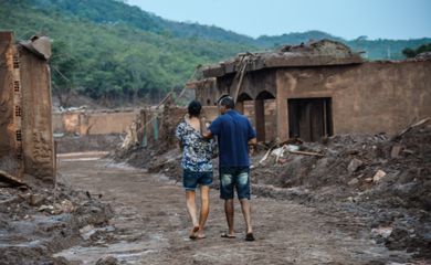 Mariana (MG) - Rompimento de duas barragens da mineradora Samarco na última quinta-feira (5). Em meio ao cenário de muita lama, barro e destruição, bombeiros fazem buscas atrás de vítimas (Antonio Cruz/Agência Brasil)