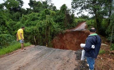 Dam threatens to break after heavy rainfalls hit Minas Gerais in Brazil