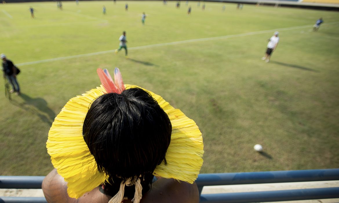 Palmas - Índio Kayapó assiste partida de futebol entre os Kayapó Mebêndôkre e índios do Panamá pela primeira rodada dos Jogos Mundiais dos Povos Indígenas (Marcelo Camargo/Agência Brasil)