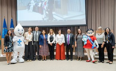 Brasília (DF) -  A ministrada Saúde, Nízia Trindade com a personagem Mônica, do Mauricio de Sousa, e o Zé Gotinha, dentro do auditório da Opas.
Foto: Júlia Prado/ ASCOM Ministério da Saúde