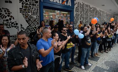 Rio de Janeiro - Bancários em greve fazem ato de protesto em frente à Caixa Econômica no centro da cidade (Fernando Frazão/Agência Brasil) 