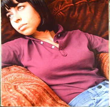 Capa de Álbum: 1968; cantora encostada numa almofada com olhar contemplativo 