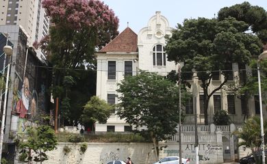 São Paulo - Aviso aos alunos na fachada da Escola Estadual Caetando de Campos, na Consolação.