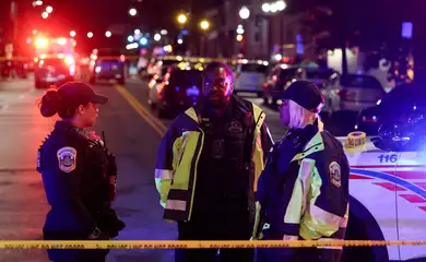 Policiais em local de Washington onde dois funcionários da embaixada israelense foram mortos a tiros
 21/5/2025    REUTERS/Jonathan Ernst