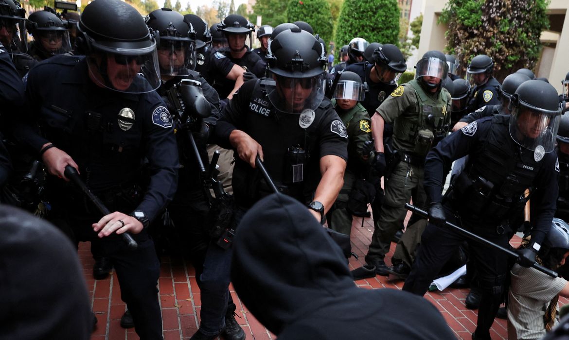 Policiais na Universidade da Califórnia em Irvine
15/5/2024    REUTERS/Mike Blake