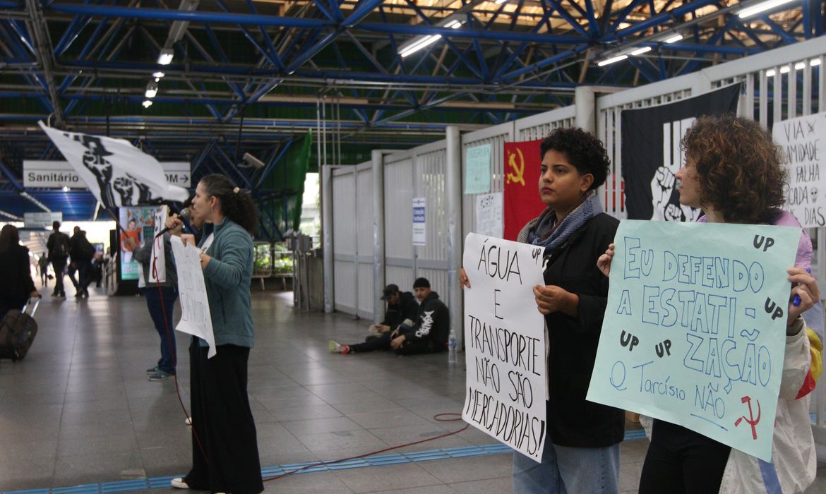 São Paulo (SP), 03/10/2023 - Protesto durante greve de linhas de metrô e trens contra privatizações do transporte público e do serviço de saneamento, na estação Palmeira - Barra Funda. Foto: Rovena Rosa/Agência Brasil