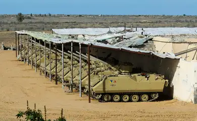 Egyptian military vehicles are parked, amid a ceasefire between Israel and Hamas, near the Rafah border crossing between Egypt and the Gaza Strip, in Rafah, Egypt January 19, 2025. REUTERS/Mohamed Abd El Ghany