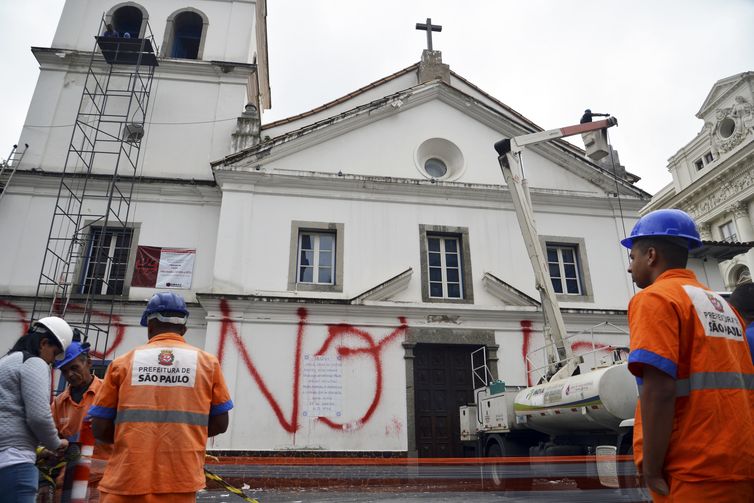 São Paulo - Voluntários e funcionários da prefeitura se mobilizam para limpar o Pateo do Collegio, depois que a fachada do local foi pichada, na semana passada (Rovena Rosa/Agência Brasil)