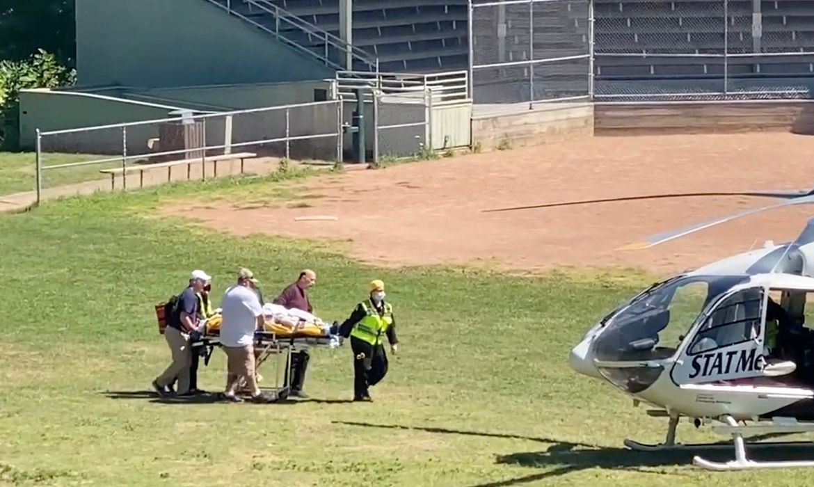 Salman Rushdie é levado a helicóptero após ser esfaqueado durante evento no Estado de Nova York