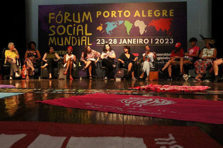Karine Vicente, militante do Coletivo Feminista Ana Montenegro, fala no painel “Por um Brasil feminista e antirracista” do Fórum Social Mundial
