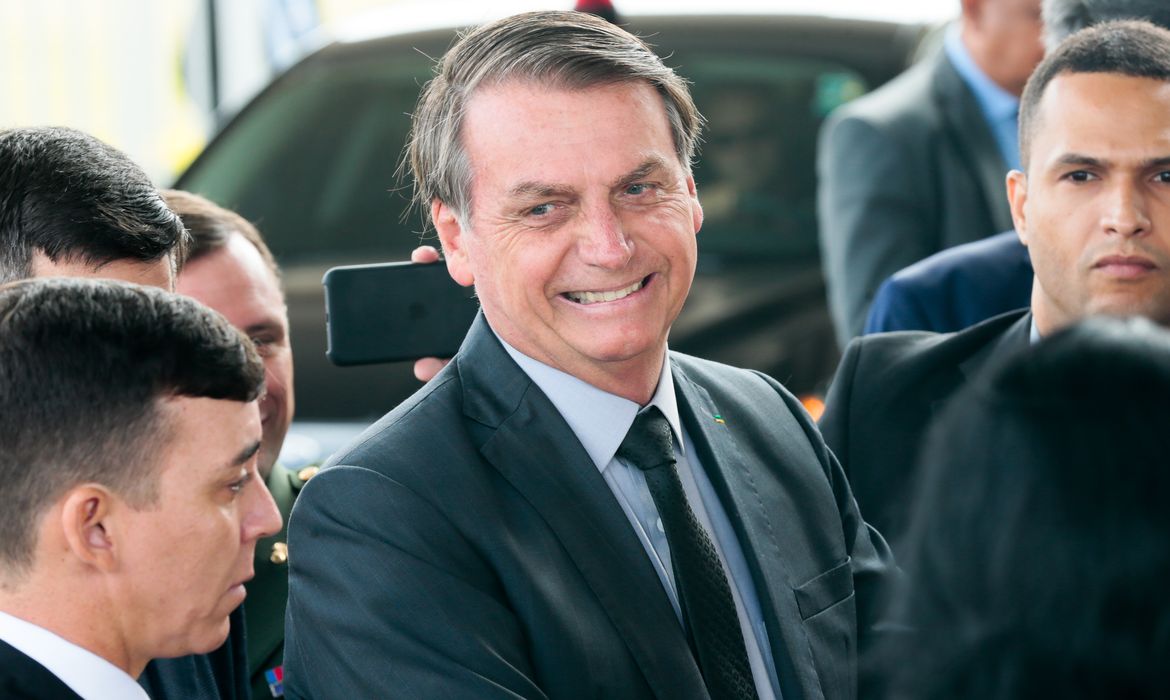 O Presidente Jair Bolsonaro fala à Imprensa ao sair do Palácio da Alvorada