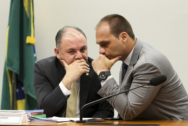O relator da Comissão Especial da Câmara que analisa o projeto de lei sobre a Escola sem Partido, deputado Flavinho, e o deputado Eduardo Bolsonaro durante reunião para discussão da matéria.