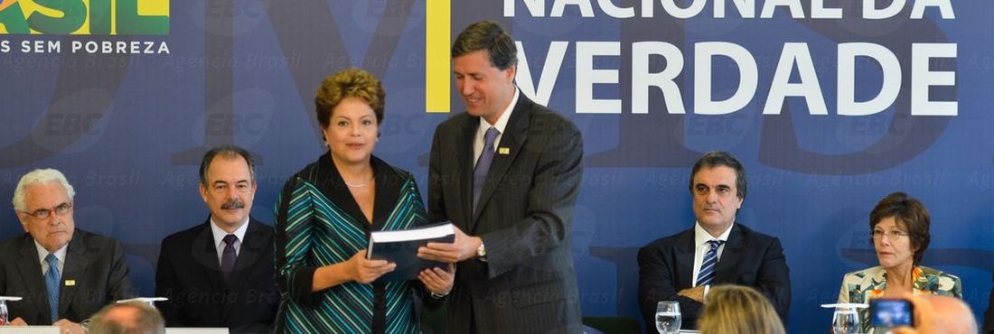 A presidenta Dilma Rousseff recebe o relatório final dos trabalhos da Comissão Nacional da Verdade, das mãos de seu presidente, Pedro Dallari