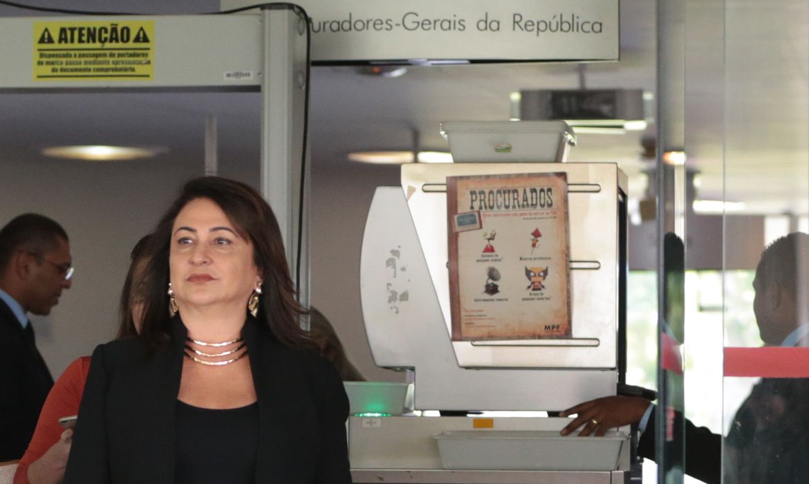 Brasília - Senadora Kátia Abreu, relatora da Comissão Especial do Extrateto, fala à imprensa após reunião com o procurador-geral da República, Rodrigo Janot (José Cruz /Agência Brasil)