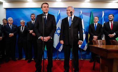 O presidente da República, Jair Bolsonaro, o primeiro-ministro de Israel, Benjamin Netanyahu, e ministros durante cerimônia de assinatura de acordos.