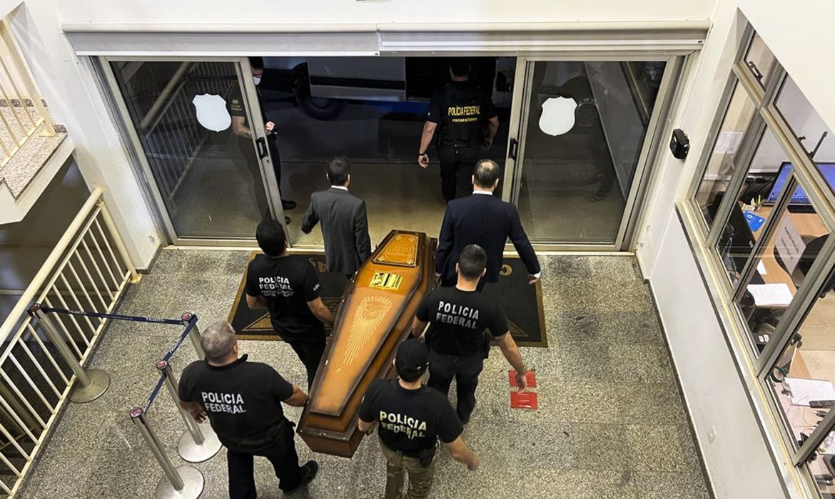 Avião da Polícia Federal (PF) chega a Brasília com restos mortais de desaparecidos no Aeroporto de Brasília