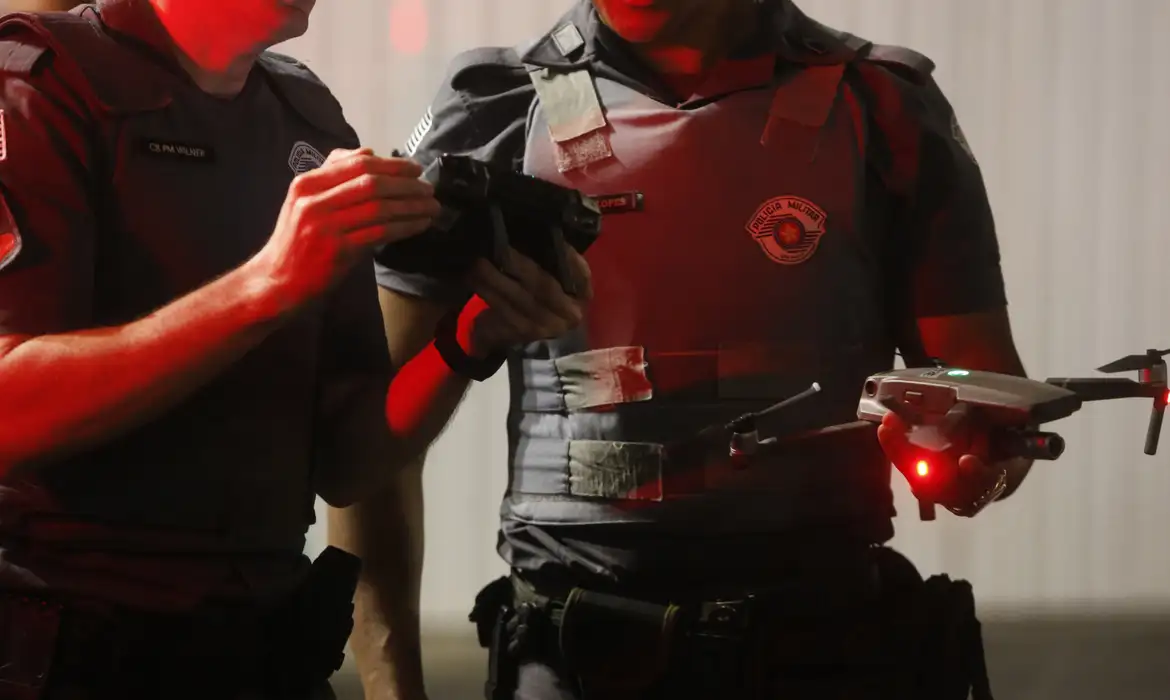 São Paulo (SP), 05/12/2024 -ato contra violência policial, concentração em frente ao teatro municipal de são paulo, praça Ramos de Azevedo . Foto: Paulo Pinto/Agência Brasil