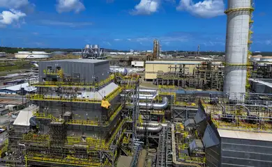 Ipojuca (PE) 01/11/2024 – A unidade U-93, de abatimento de emissões de gases SNOX na Refinaria Abreu e Lima (RNEST), da Petrobras, transforma óxido de enxofre e óxido de nitrogênio em ácido sulfúrico, a ser comercializado. Foto: Fernando Frazão/Agência Brasil