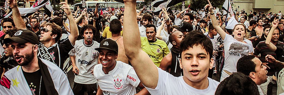 Torcedores do Corinthians comemoram título mundial.