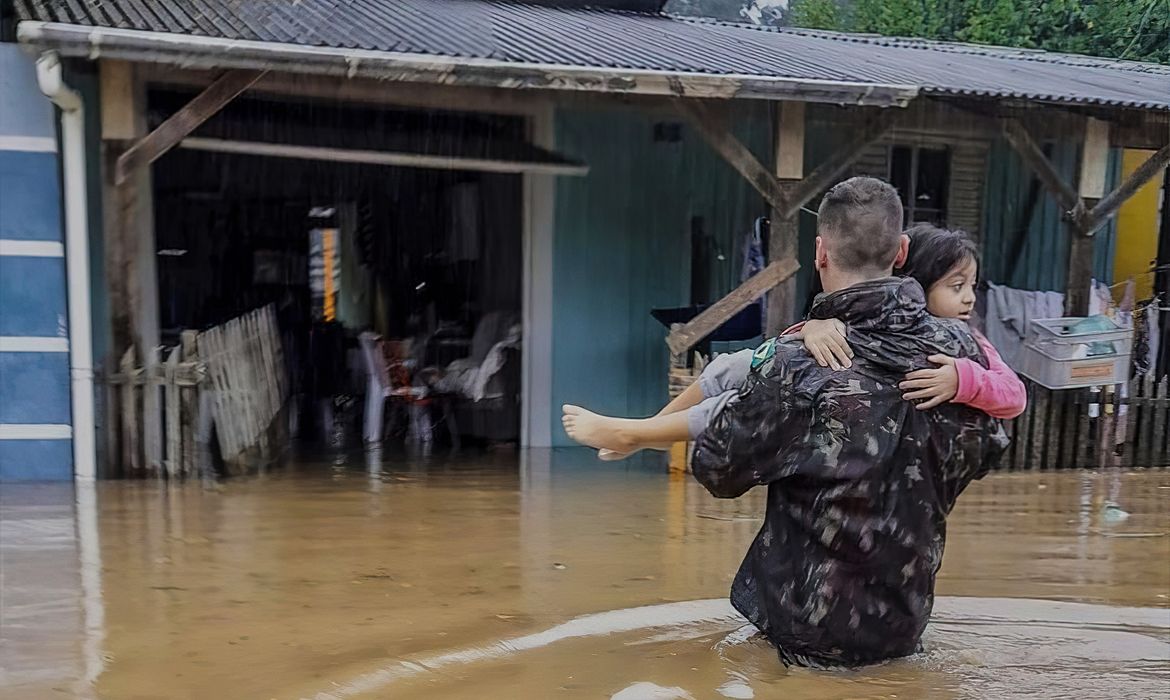 Um ciclone extratropical atingiu o Rio Grande do Sul. Militares do Comando Militar do Sul trabalham ininterruptamente em apoio às equipes do Corpo de Bombeiros/RS e da Prefeitura local no resgate de milhares de famílias ilhadas em suas casas na