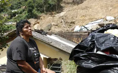 A moradora do Morro da Oficina Rosilane Amaral Pereira retira pertences de sua casa dez dias após as chuvas em Petrópolis.