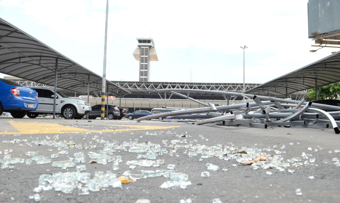 Estragos no aeroporto, Juscelino Kubsticheck, após passagem do tornado.( Elza Fiuza/Agência Brasil)