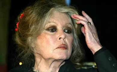 FILE PHOTO: Former French actress and animal rights activist Brigitte Bardot attends a meeting February 11, 2004, at the Paris Mosque with moslem religious leaders over the fate of thousands of sheep ritually slaughtered each year during the Aid-el-Kabir religious festival. REUTERS/Charles Platiau  MAL/GB/File Photo